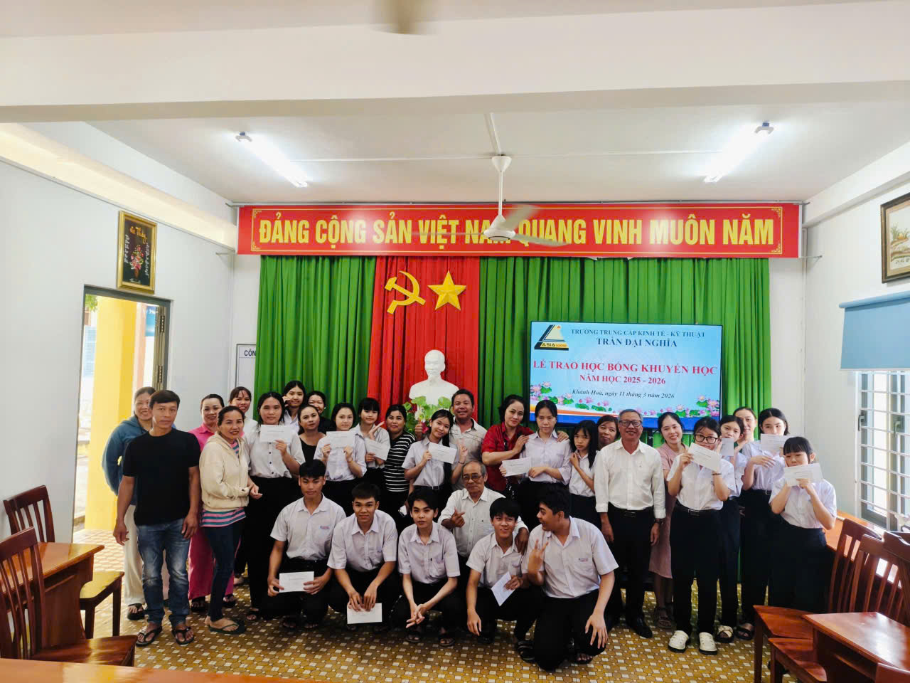 Trao học bổng cho học sinh nghề hướng dẫn du lịch tại Cam Ranh: tiếp sức đến trường